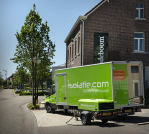 Groene bus van Isolatie.com bij bedrijfspand Lindeboom