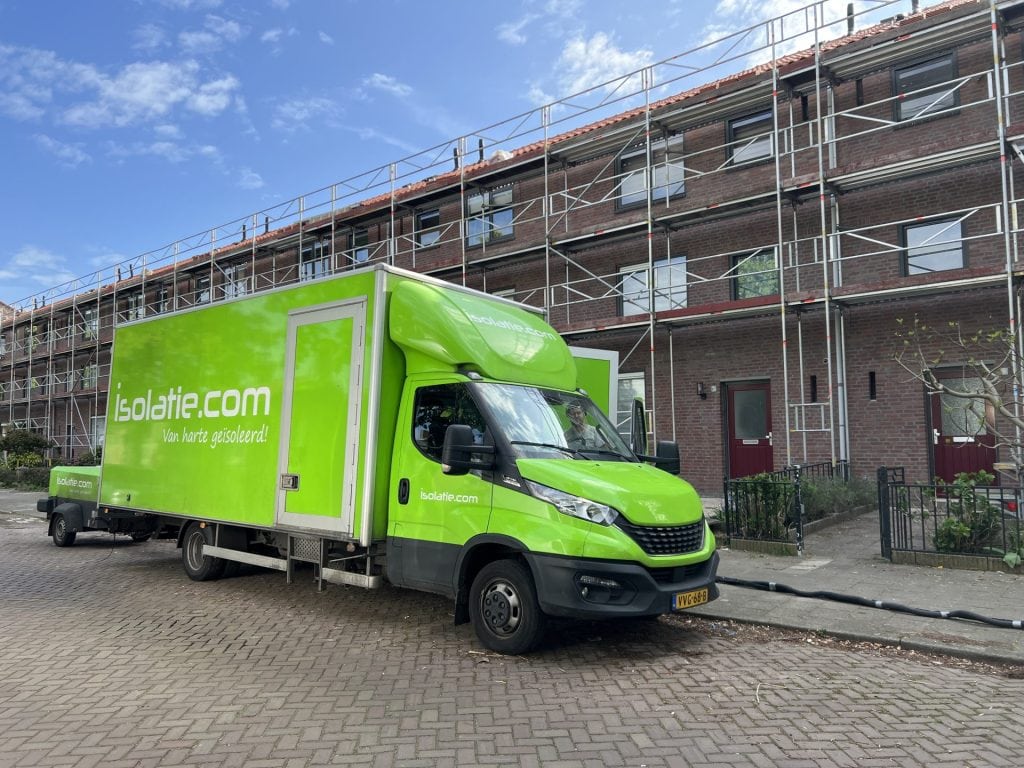 Groene isolatiebedrijf bakwagen voor isolatie- en bouwprojecten in Eindhoven